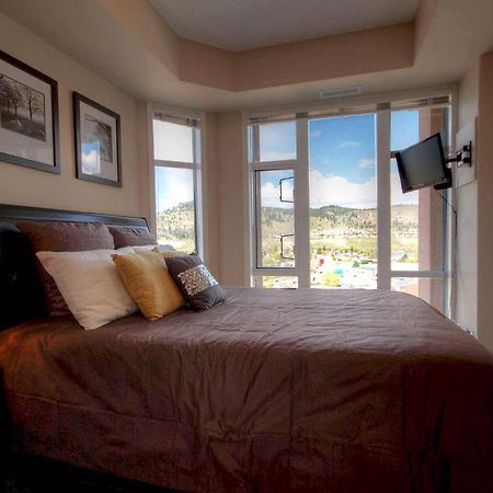 Sunset Waterfront Resort By Discover Kelowna Resort Accommodations Extérieur photo