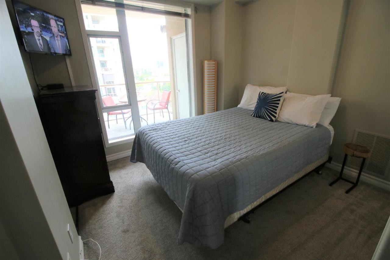 Sunset Waterfront Resort By Discover Kelowna Resort Accommodations Extérieur photo