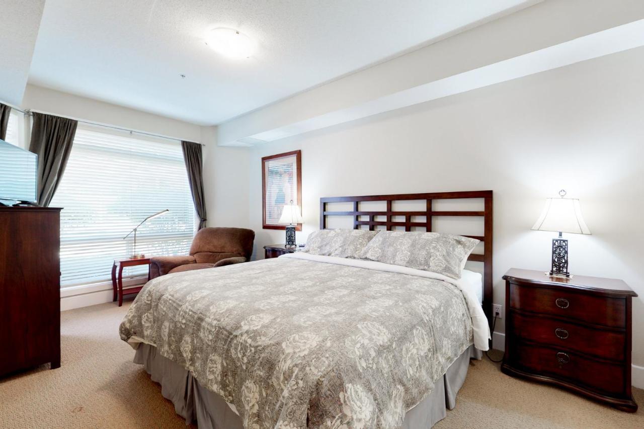 Sunset Waterfront Resort By Discover Kelowna Resort Accommodations Extérieur photo
