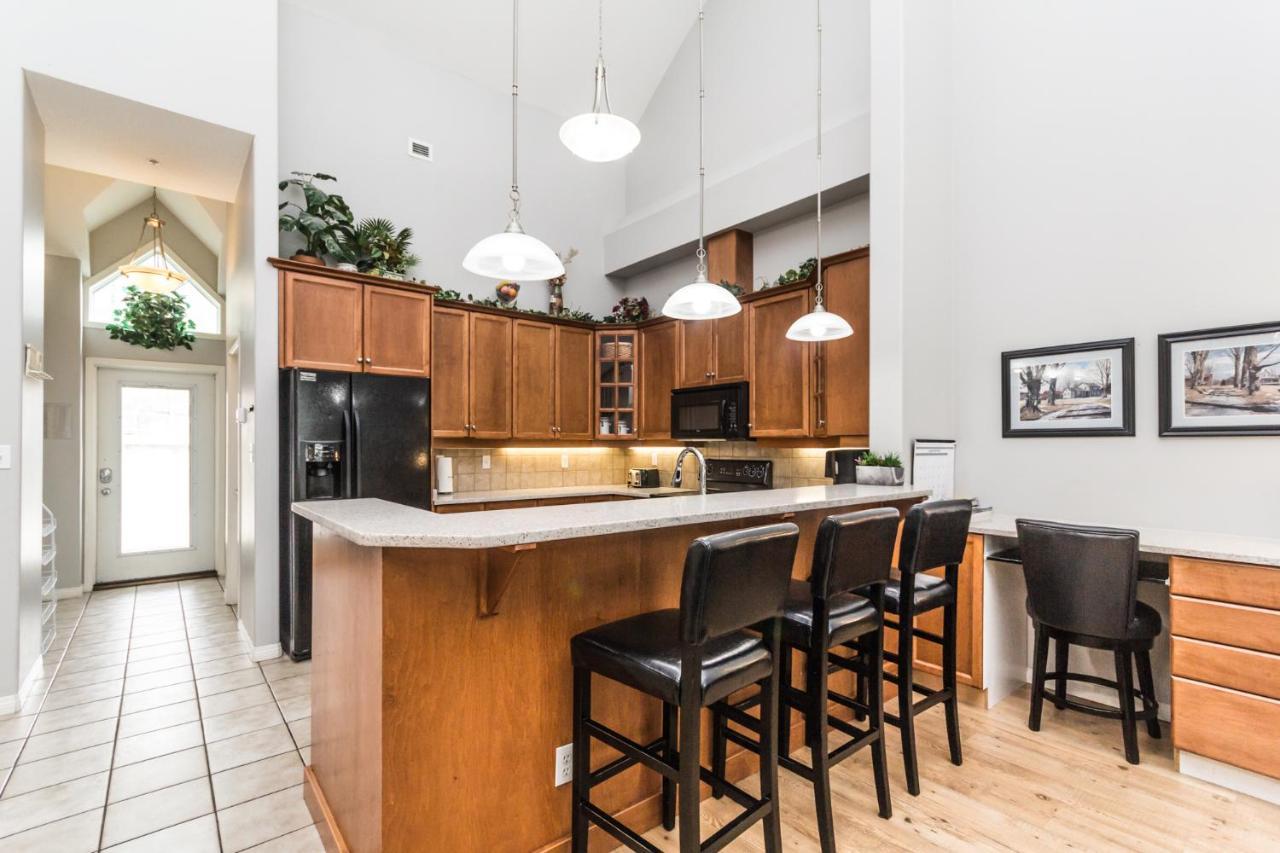 Sunset Waterfront Resort By Discover Kelowna Resort Accommodations Extérieur photo