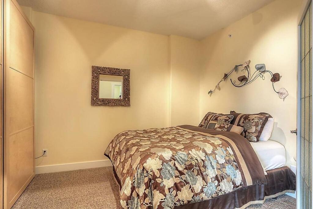 Sunset Waterfront Resort By Discover Kelowna Resort Accommodations Extérieur photo