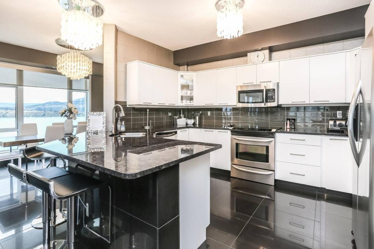 Sunset Waterfront Resort By Discover Kelowna Resort Accommodations Extérieur photo