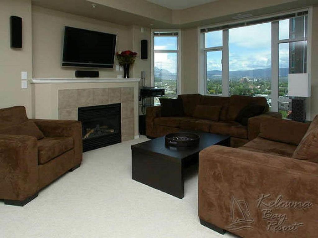 Sunset Waterfront Resort By Discover Kelowna Resort Accommodations Extérieur photo