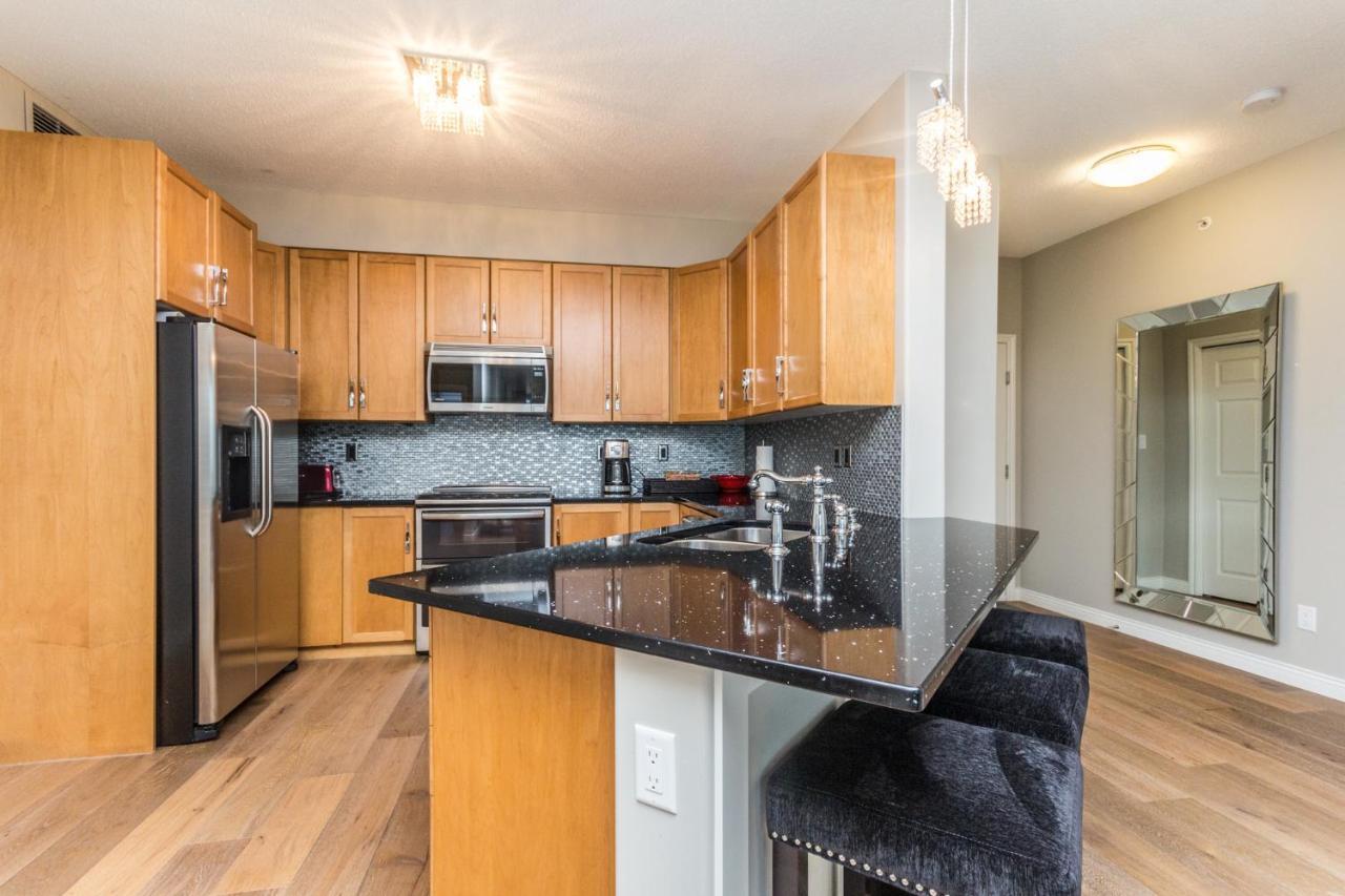 Sunset Waterfront Resort By Discover Kelowna Resort Accommodations Extérieur photo