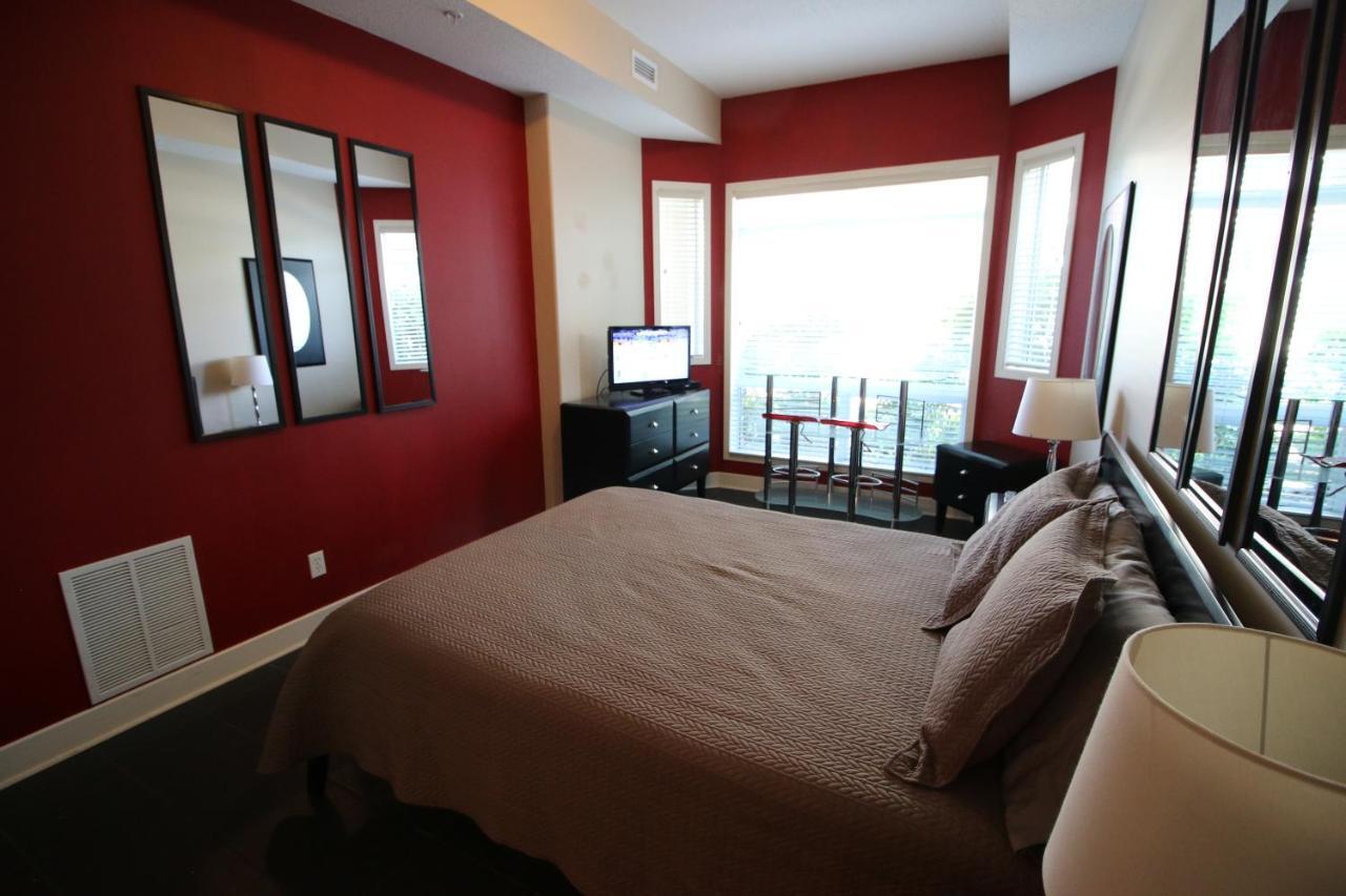 Sunset Waterfront Resort By Discover Kelowna Resort Accommodations Extérieur photo