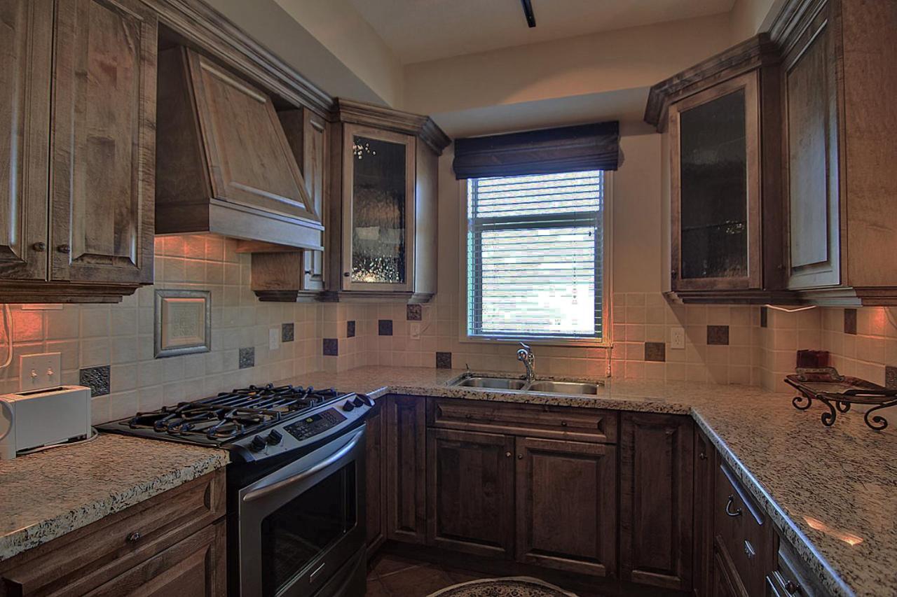 Sunset Waterfront Resort By Discover Kelowna Resort Accommodations Extérieur photo